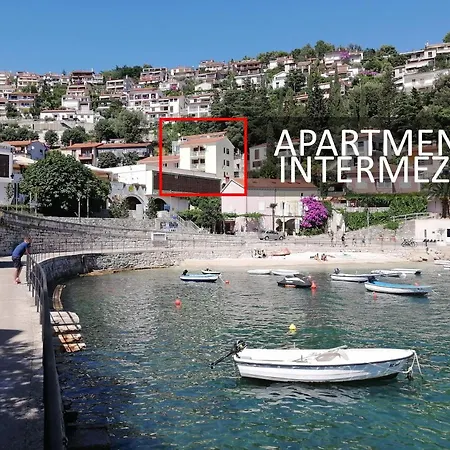 Rosanna - Intermezzo In Center Of Apartment *